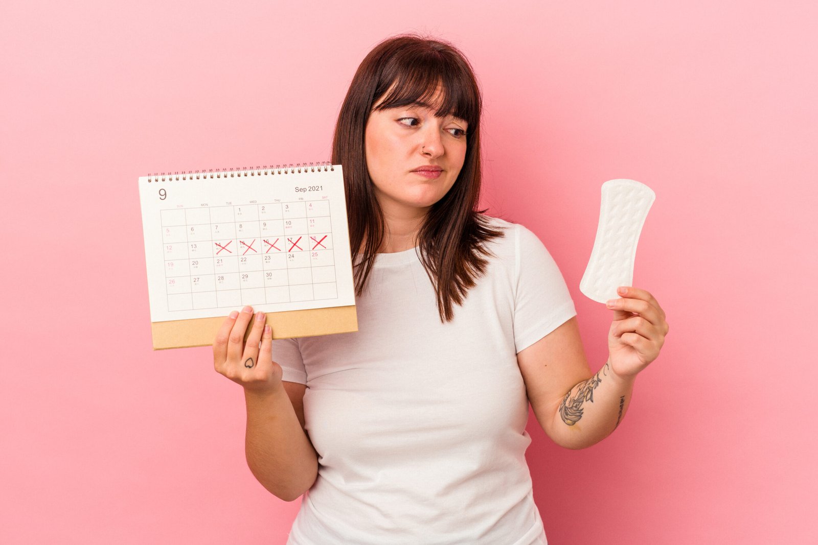 Young Curvy Caucasian Woman Holding Calendar Compress Isolated Pink Background Scaled