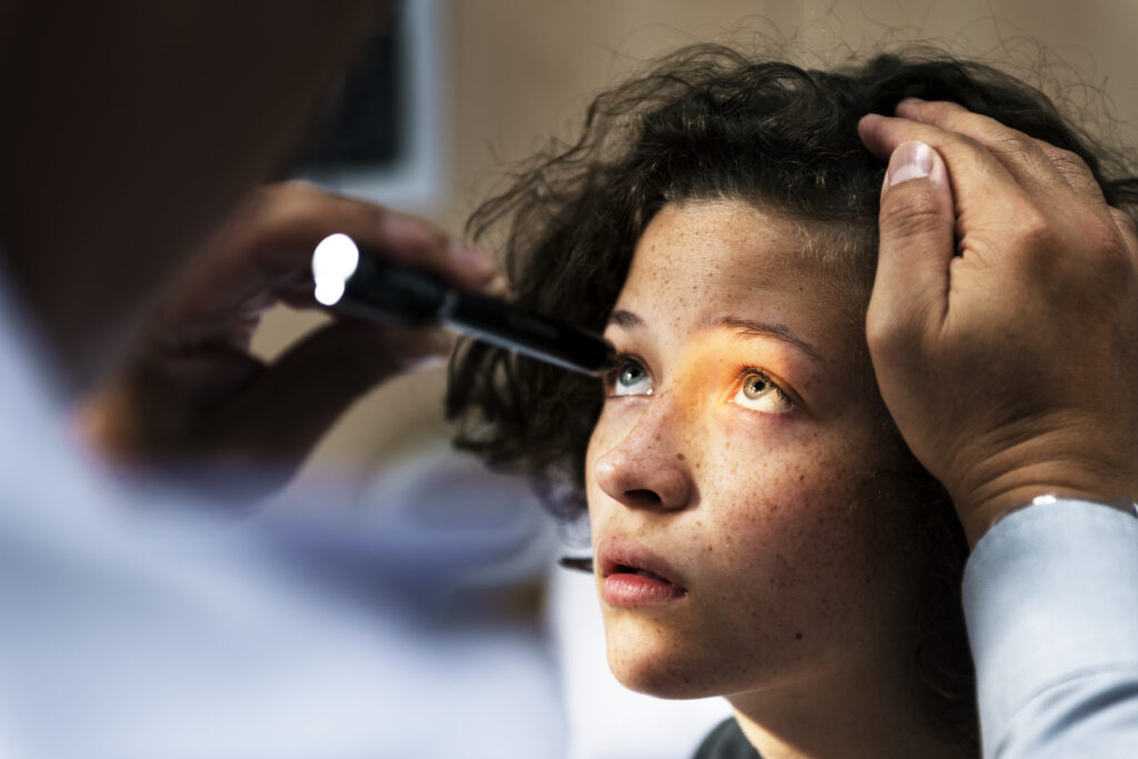 Doctor checking yellow eyes for jaundice diagnosis – piliya symptoms and liver condition . Piliya ka ilaj in aligarh